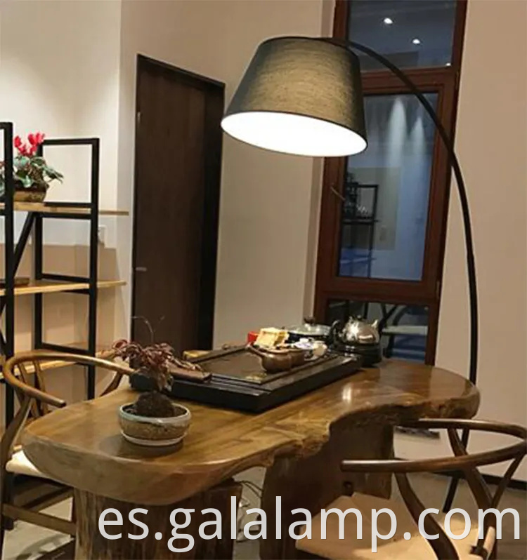 Elegante lámpara de pantalla de tela de tela de panal negro para espacios modernos